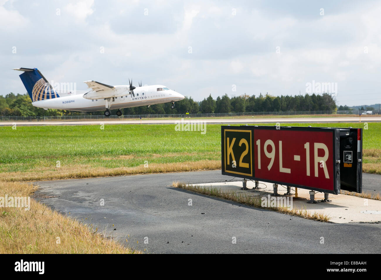 L'Aeroporto Internazionale di Dulles, Virginia, Stati Uniti d'America. Il 2 ottobre, 2014. Un regno Express jet in decollo all'Aeroporto Internazionale di Washington Dulles a Dulles, Virginia il 2 ottobre 2014. Credito: Kristoffer Tripplaar/Alamy Live News Foto Stock