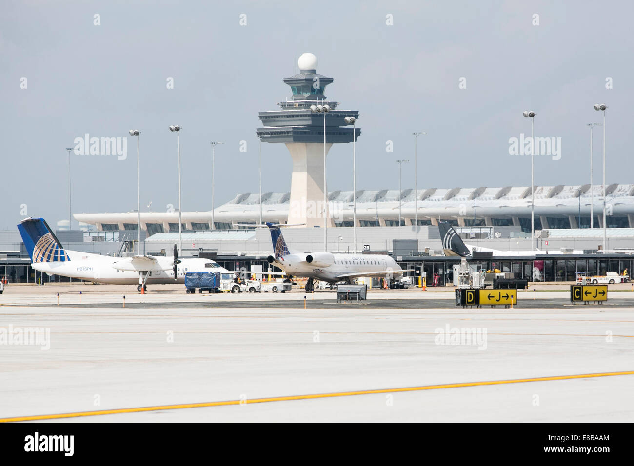 L'Aeroporto Internazionale di Dulles, Virginia, Stati Uniti d'America. Il 2 ottobre, 2014. Le operazioni degli aeromobili presso l'Aeroporto Internazionale Washington Dulles a Dulles, Virginia il 2 ottobre 2014. Credito: Kristoffer Tripplaar/Alamy Live News Foto Stock