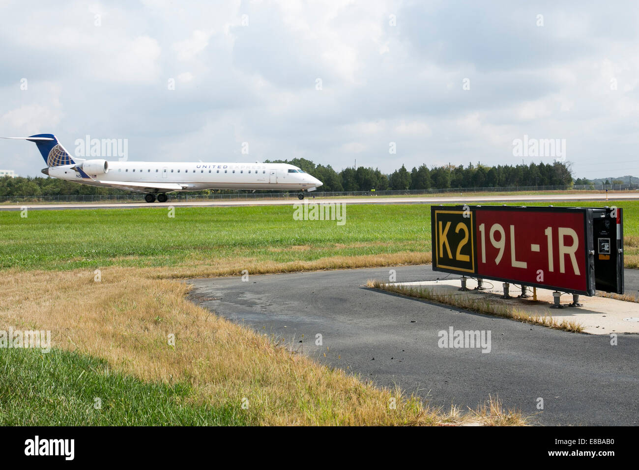 L'Aeroporto Internazionale di Dulles, Virginia, Stati Uniti d'America. Il 2 ottobre, 2014. Un regno Express jet in decollo all'Aeroporto Internazionale di Washington Dulles a Dulles, Virginia il 2 ottobre 2014. Credito: Kristoffer Tripplaar/Alamy Live News Foto Stock