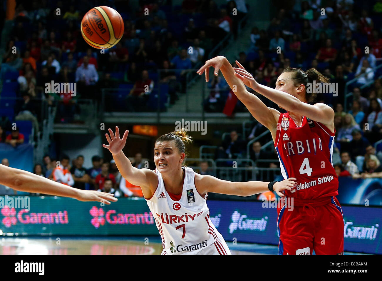 (141004) -- Istanbul, Ottobre 4, 2014(Xinhua) -- la Turchia Birsel Vardarli (L) compete durante un quarterfinal contro la Serbia a la FIBA Mondo Femminile campionati di pallacanestro di Istanbul, Turchia, Ottobre 3, 2014. La Turchia battere la Serbia con 62-61. (Xinhua/cui Xinyu) Foto Stock
