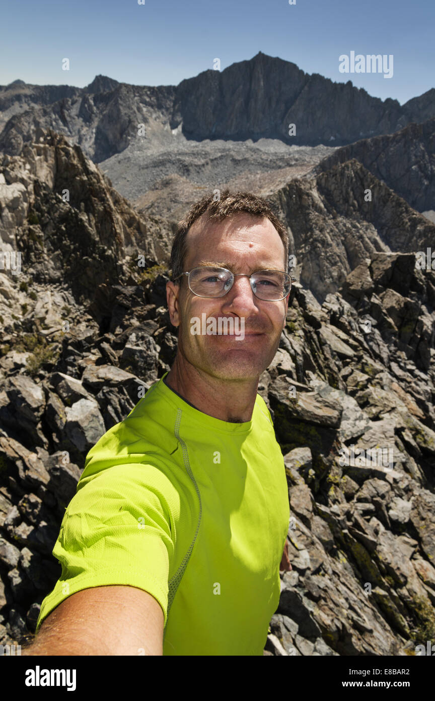 Un uomo in Sierra Nevada Mountain top selfie Foto Stock
