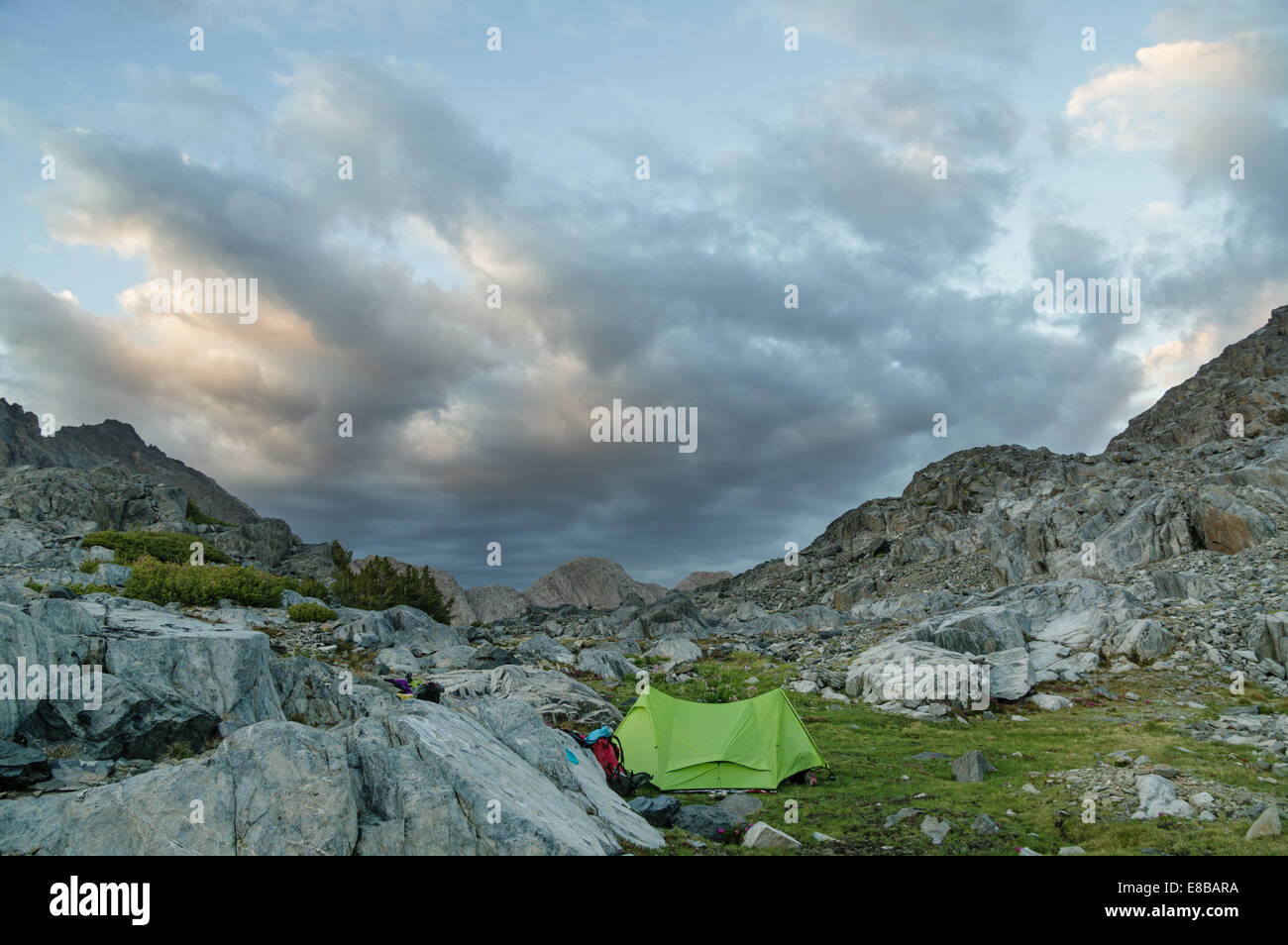 Vista serale di mountain camp con tenda verde Foto Stock