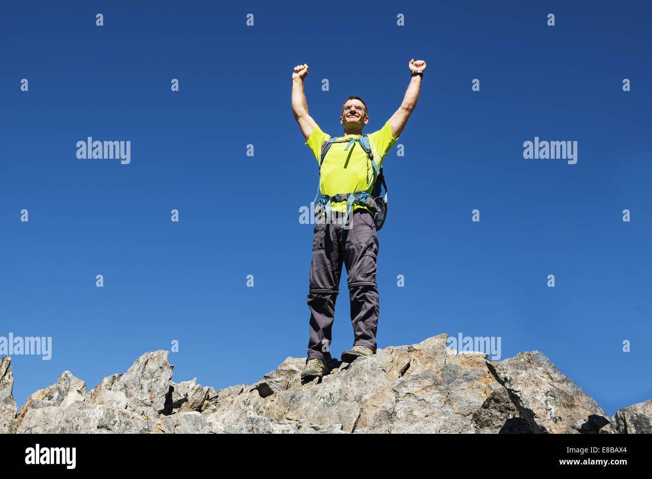 L'uomo celebra il suo successo sulla sommità del picco di Hurd sollevando il pugno Foto Stock