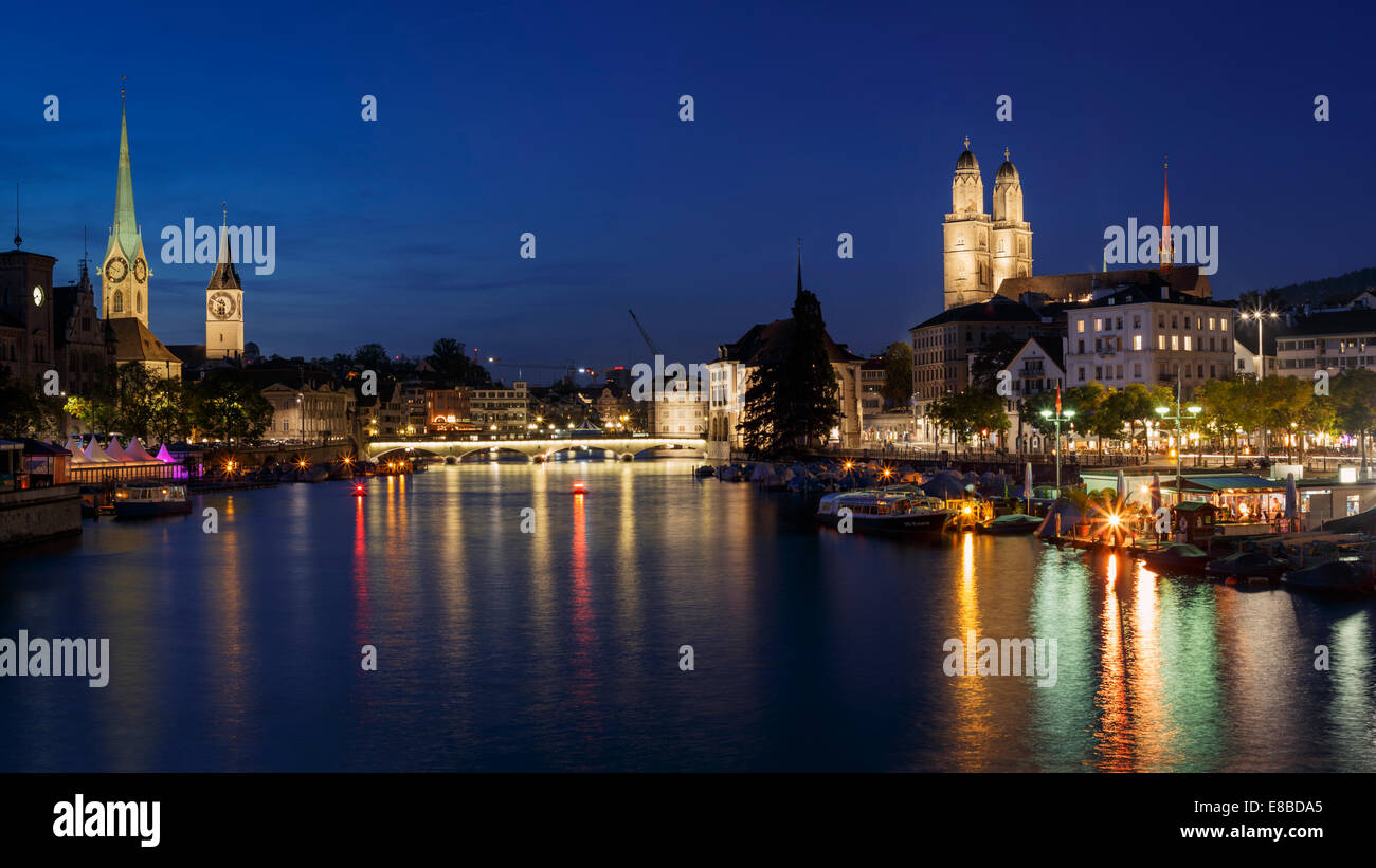 La città vecchia di Zurigo durante la notte con il fiume Limmat, Svizzera Foto Stock