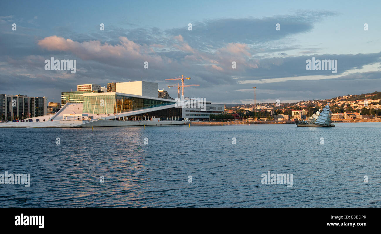 Vista del Teatro dell'Opera di Oslo al tramonto, Oslo, Norvegia Foto Stock