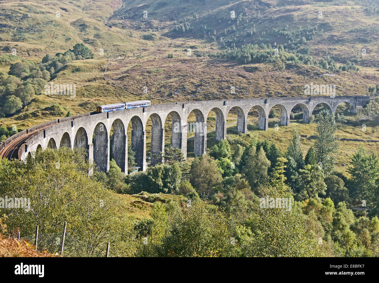 Classe Scotrail 56 DMU sta attraversando il viadotto Glenfinnan a Glenfinnan Highland scozzesi in rotta da Mallaig a Fort William Foto Stock