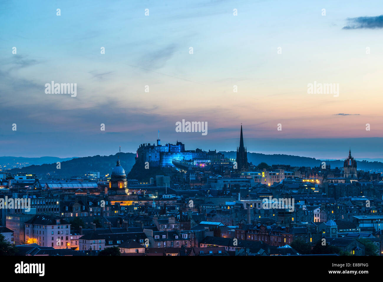 Il Castello di Edimburgo al tramonto Foto Stock