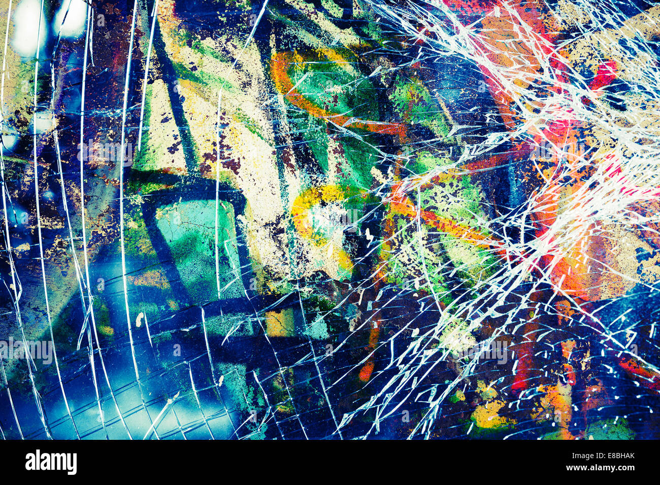 Abstract urbano colorato sfondo grunge, graffiti con il vetro rotto sulla parete di cemento Foto Stock