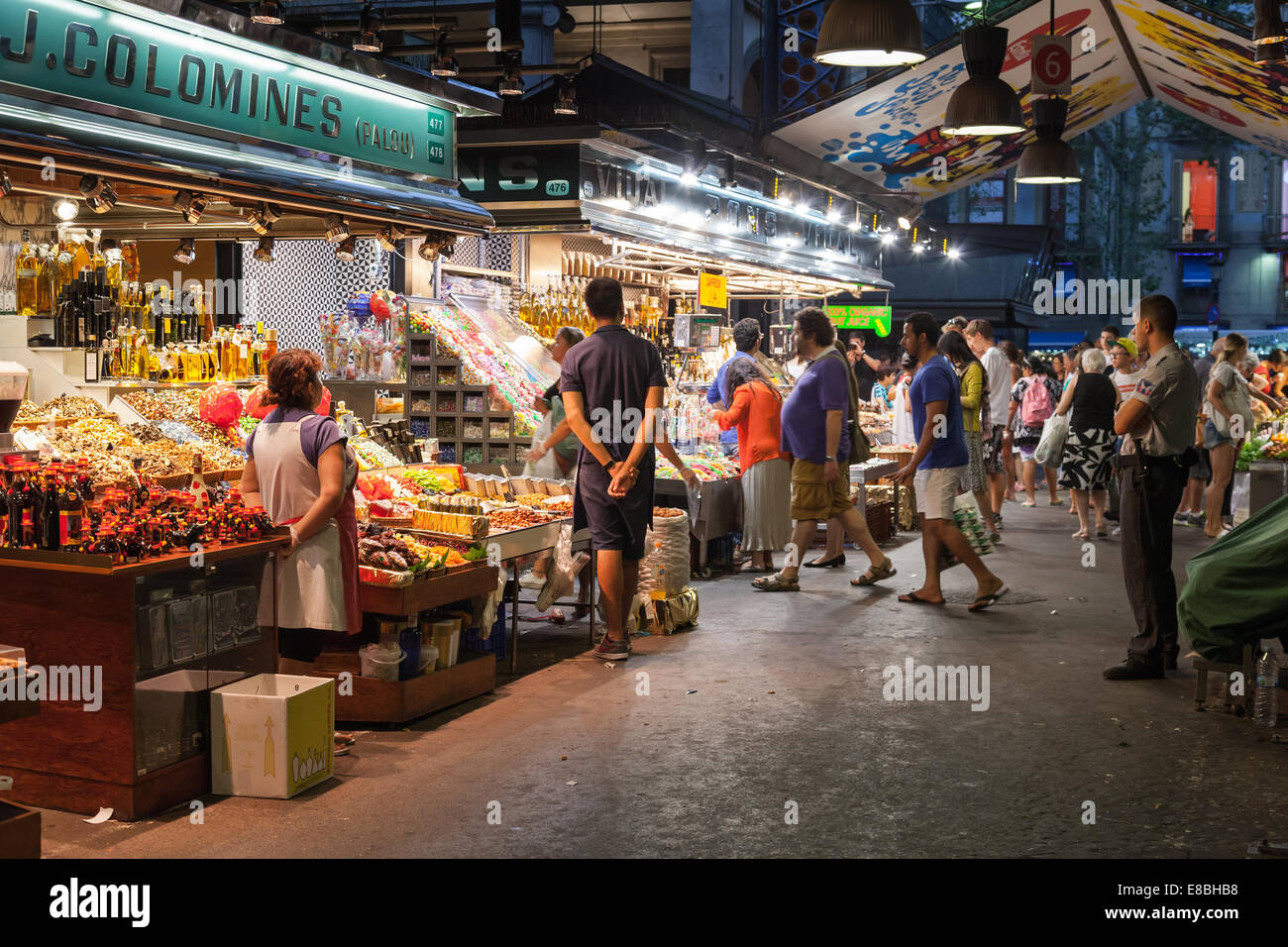 Barcellona, Spagna - Agosto 25, 2014: i venditori e gli acquirenti di La Boqueria, il mercato nella parte vecchia di Barcellona Foto Stock