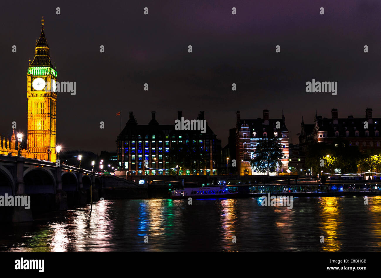 Big Ben di notte con il Tamigi con la riflessione sul Tamigi Foto Stock