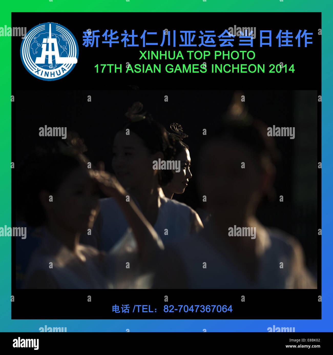 Rituale le ragazze aspettare prima della cerimonia di premiazione di uomini del cricket concorso presso la XVII Giochi Asiatici in Incheon, Corea del Sud, Ottobre 3, 2014. (Xinhua/Fei Maohua)(mcg) Foto Stock