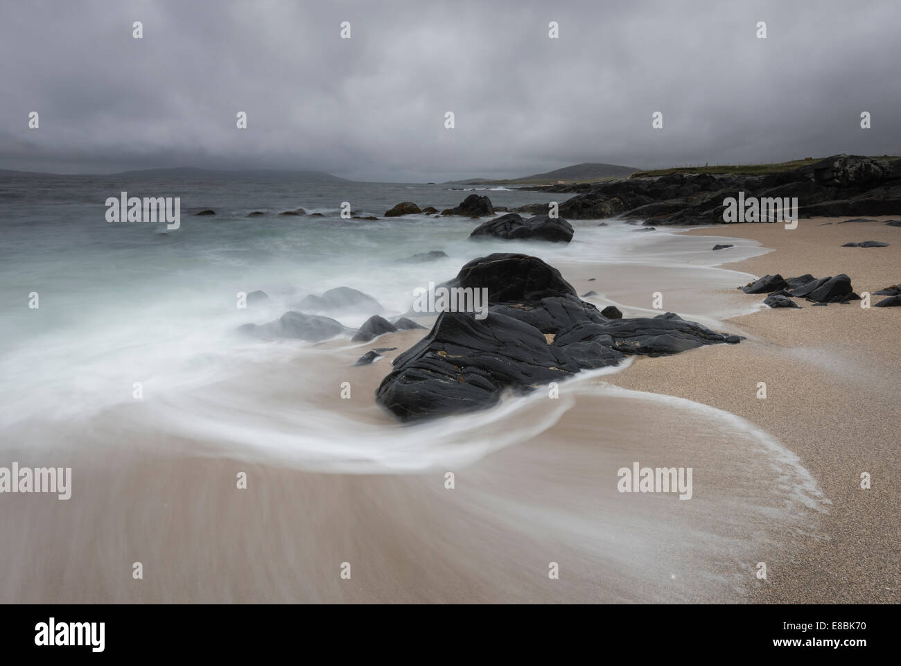 Marea che scorre su una burrascosa serata al Bagh Steinigidh beach, suono di Taransay, Isle of Harris, Ebridi Esterne, Scozia Foto Stock
