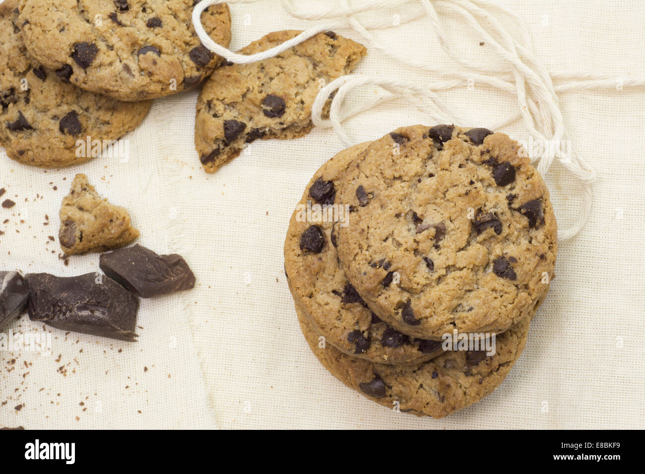 I cookies, pezzi di cioccolato sulla tovaglia rustico. L'immagine orizzontale Foto Stock