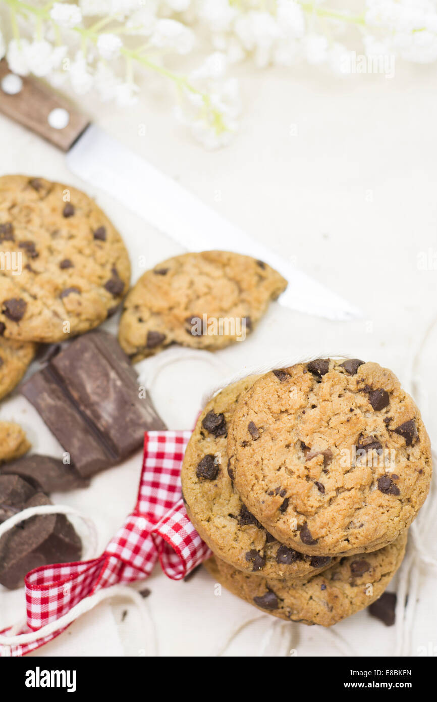 I cookies, pezzi di cioccolato sulla tovaglia rustico. L'immagine orizzontale Foto Stock