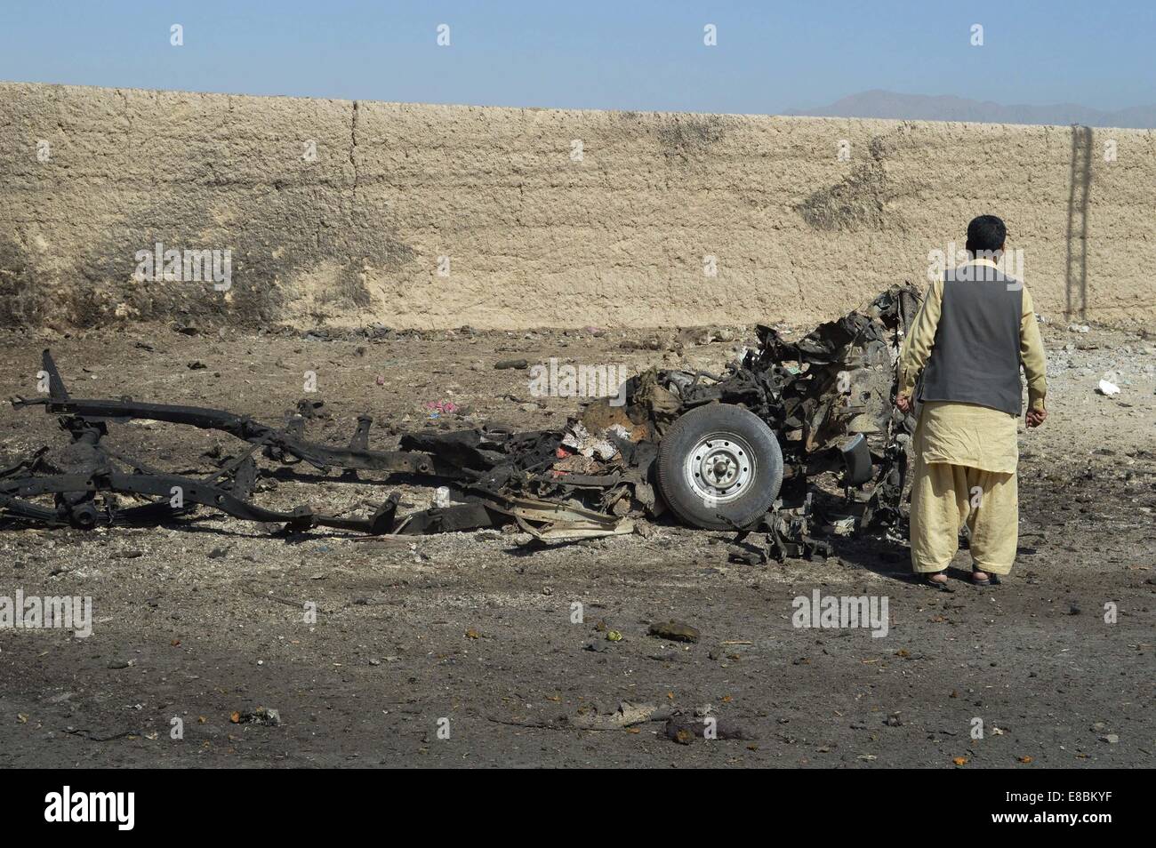 Quetta. 4 Ott 2014. Un uomo esamina il sito blast nel sud-ovest del Pakistan Quetta il 4 ottobre, 2014. Almeno 7 persone sono rimaste ferite in un telecomando per soffiare il tentativo di target Vice sovrintendente di polizia (DSP) a Spini Road a Quetta in precedenza su Sabato, i media locali hanno riferito. Credito: Irfan/Xinhua/Alamy Live News Foto Stock