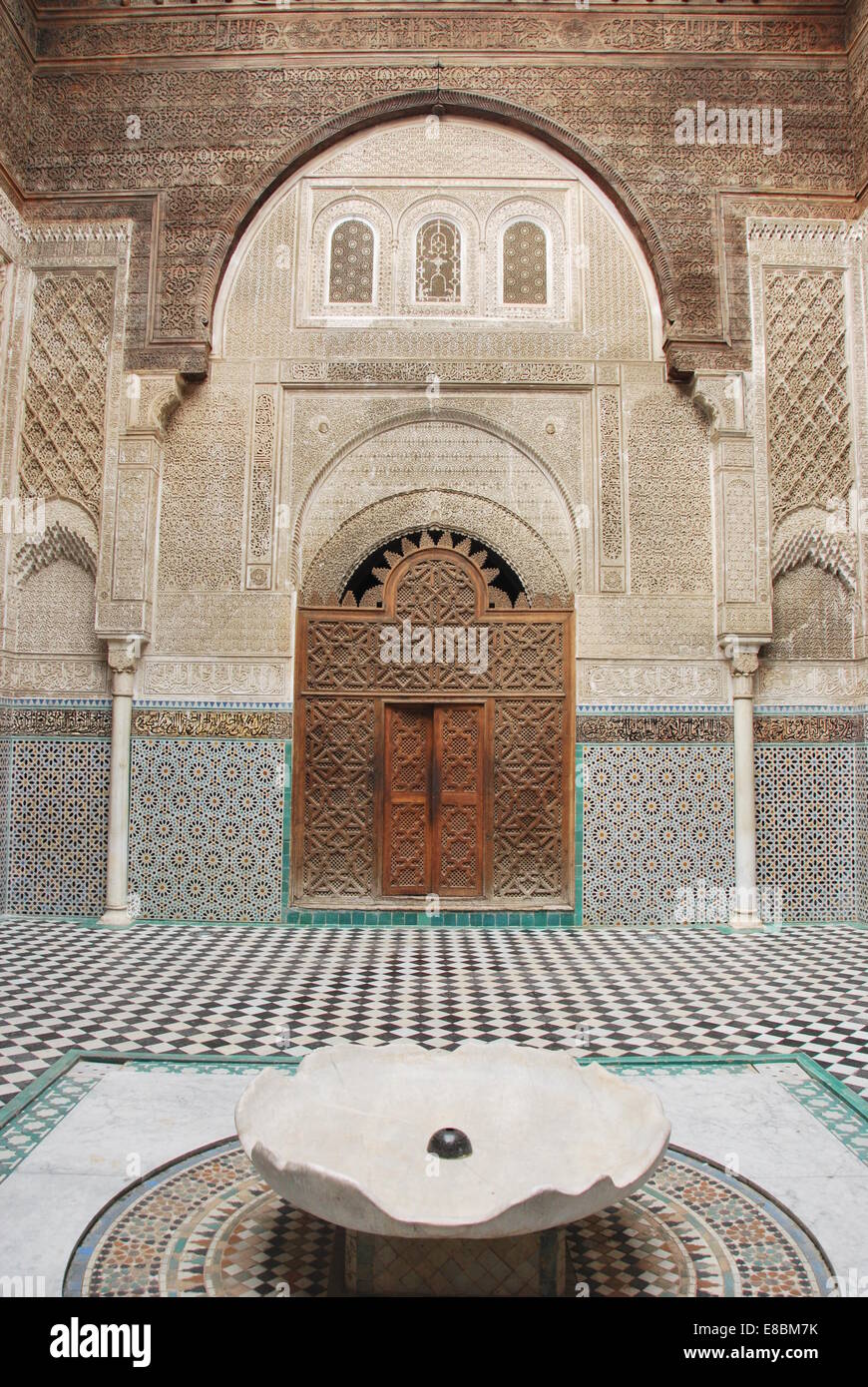 Il Marocco . Fez. Medina, edificio religioso. Piastrelle. Islamico. Pareti scolpite. Archi. UNESCO - Sito Patrimonio dell'umanità. Legno intagliato. Foto Stock