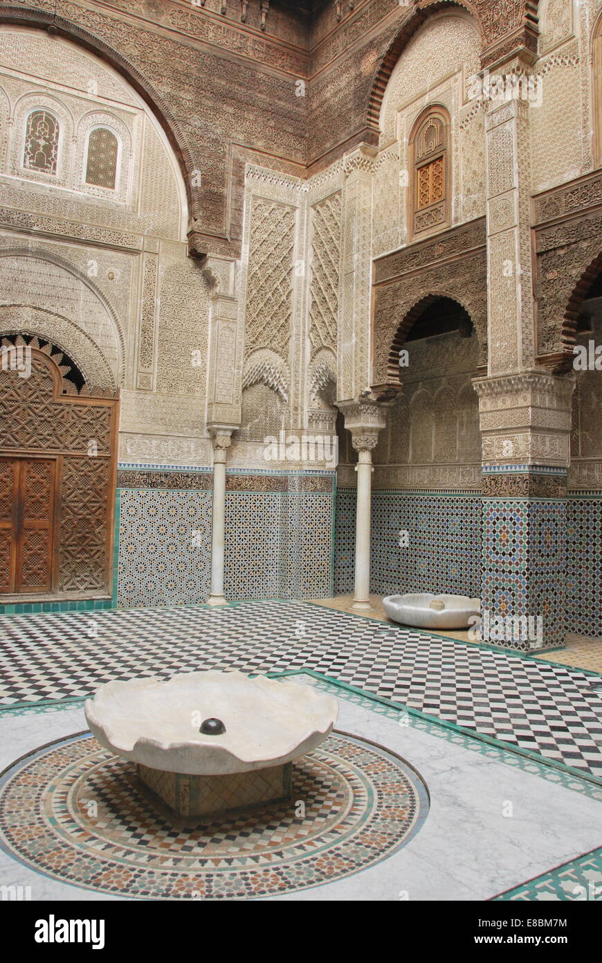 Il Marocco . Fez. Medina, edificio religioso. Piastrelle. Islamico. Pareti scolpite. Archi. UNESCO - Sito Patrimonio dell'umanità. Legno intagliato. Foto Stock