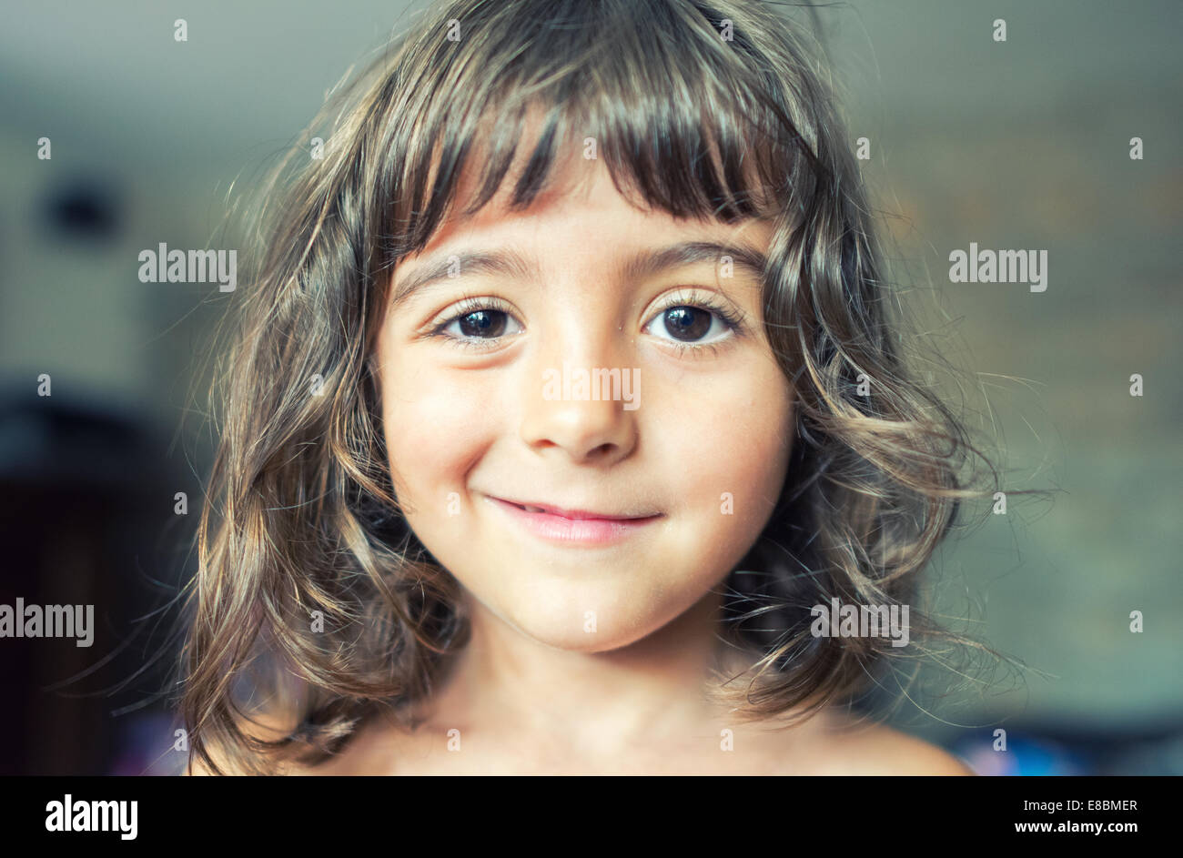 Bambino faccia strana espressione. Concetto di sorpresa. Foto Stock