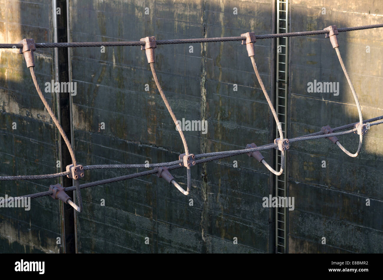 Acciaio forte rete di sicurezza nel Shiplock Foto Stock