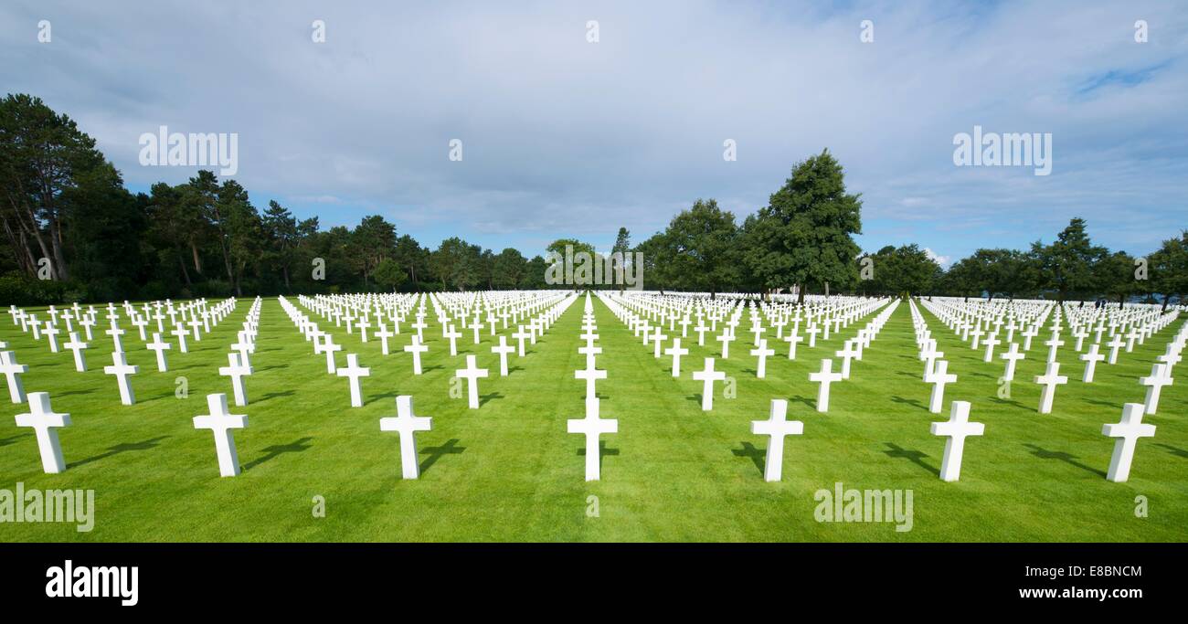 Croci Bianche nel Cimitero Americano, Coleville-sur-Mer, la spiaggia di Omaha, in Normandia, Francia. Foto Stock