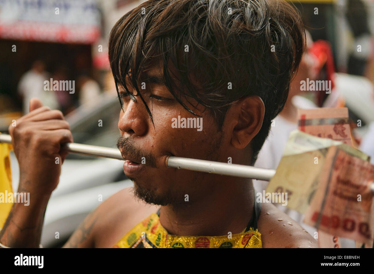 Auto mutilazioni presso il Festival vegetariano a Bangkok, in Thailandia Foto Stock