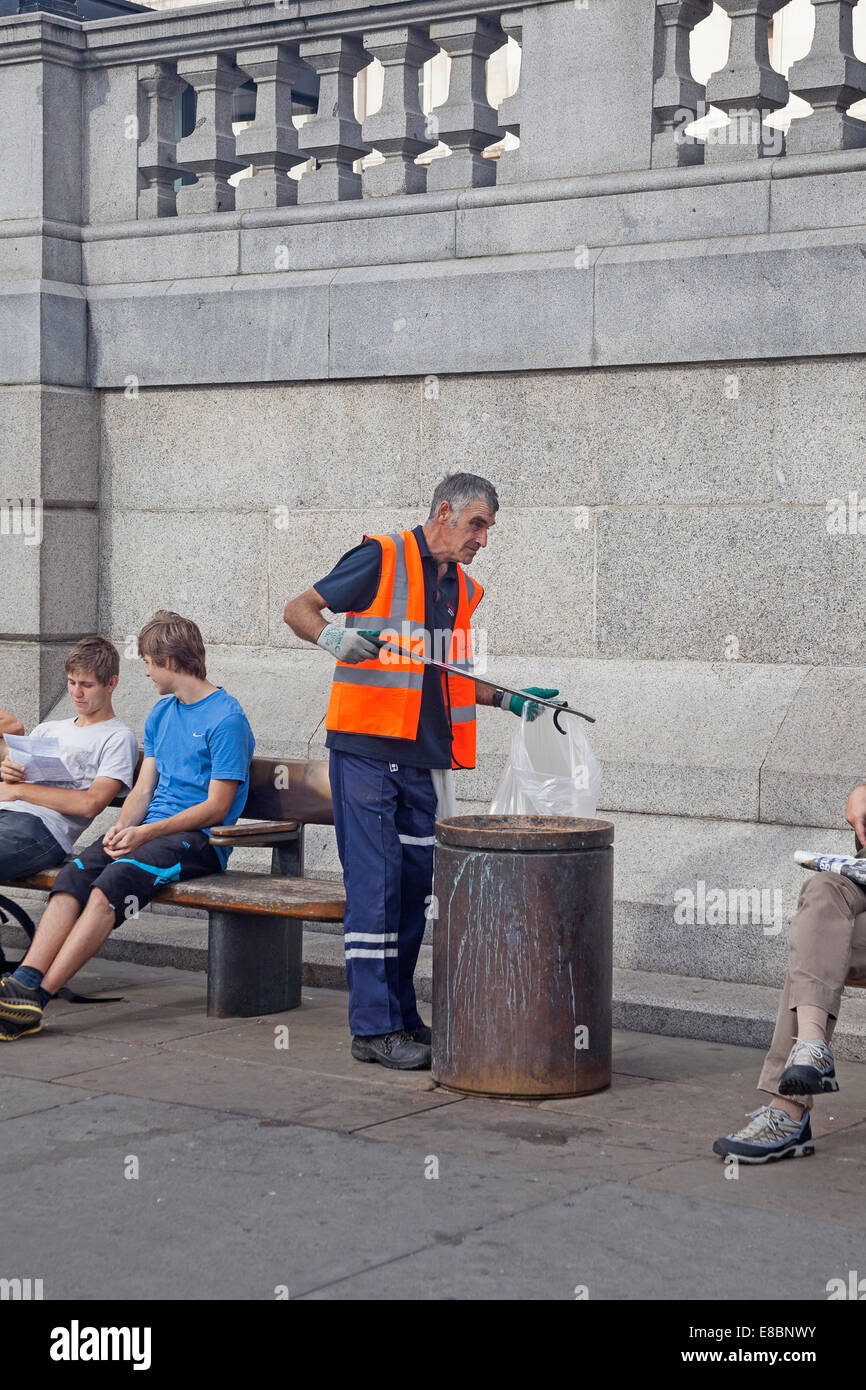 Londra, Trafalgar Square un operaio lo smaltimento dei rifiuti Foto Stock