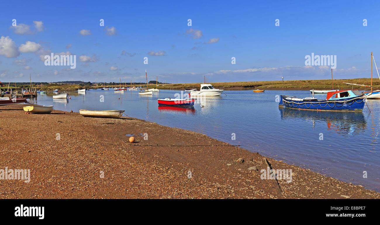 Barche ancorate a Burnham Overy Staithe, North Norfolk Foto Stock