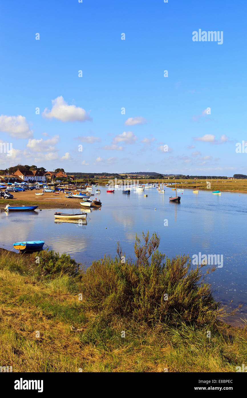 Barche ancorate a Burnham Overy Staithe, North Norfolk Foto Stock