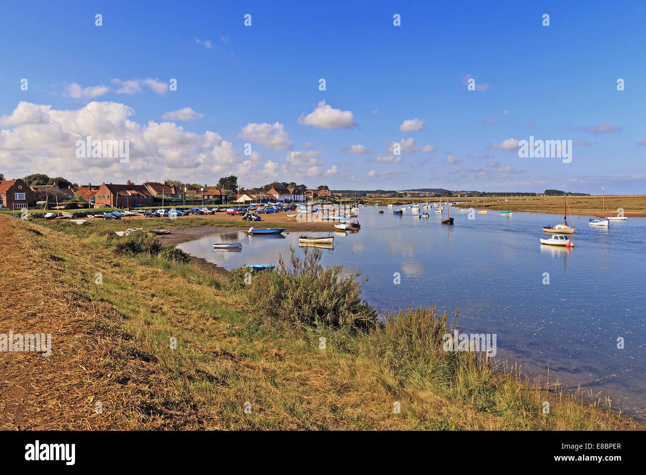 Barche ancorate a Burnham Overy Staithe, North Norfolk Foto Stock