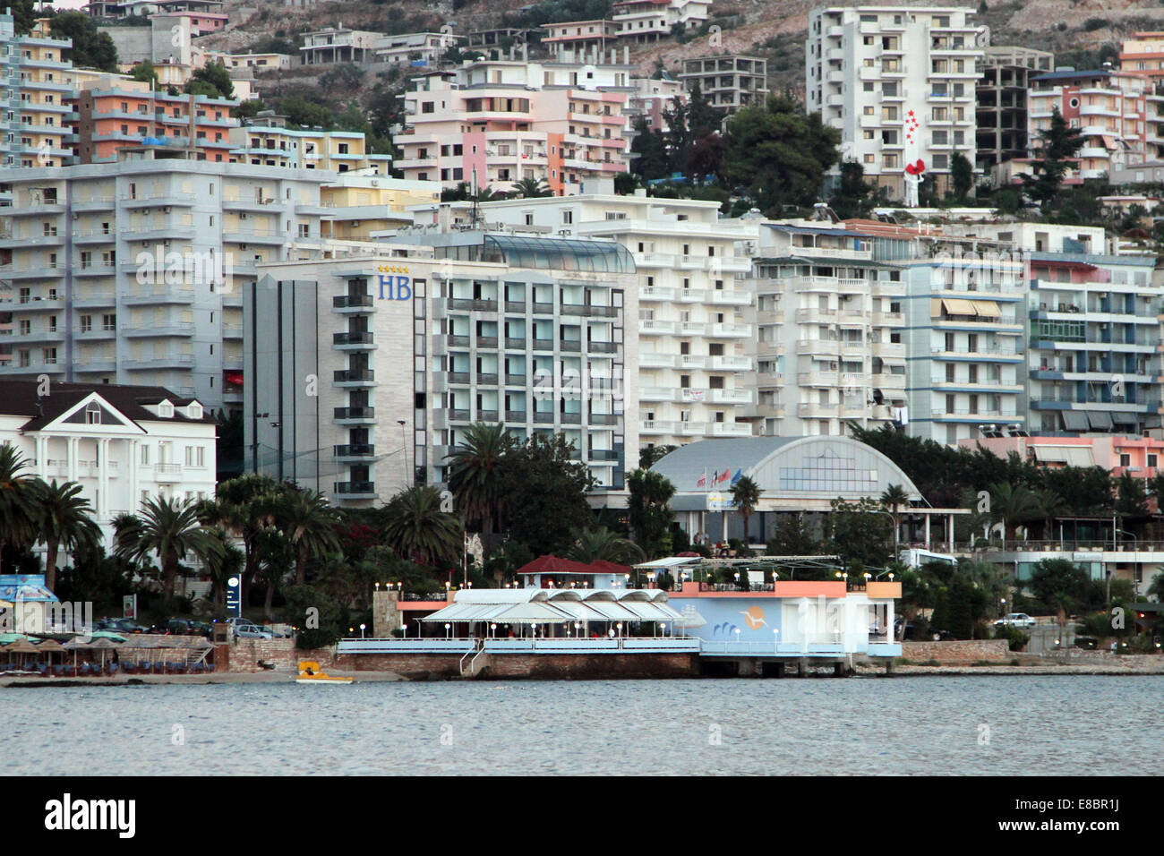 Serata dal Mare Mediterraneo nella località di Saranda, Albania Foto Stock