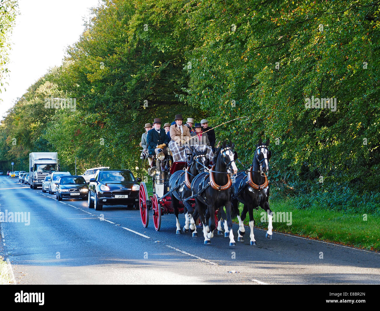 Stokenchurch, Buckinghamshire, UK. 4 Ottobre, 2014. Questa immagine mostra un XIX secolo a cavallo il stagecoach, il Tally Ho,guida attraverso Stokenchurch in Buckinghamshire sul suo viaggio da piume, Westminster, London su un 65 miglia di viaggio più di due giorni a Oxford. La Oxford Road è stato uno dei grandi itinerari del XIX secolo e questo cammino mira a ricreare il romanticismo di quel tempo mentre la raccolta di fondi per il John Radcliffe Hospital di Oxford. Credito: Glyn Fletcher/Alamy Live News Foto Stock