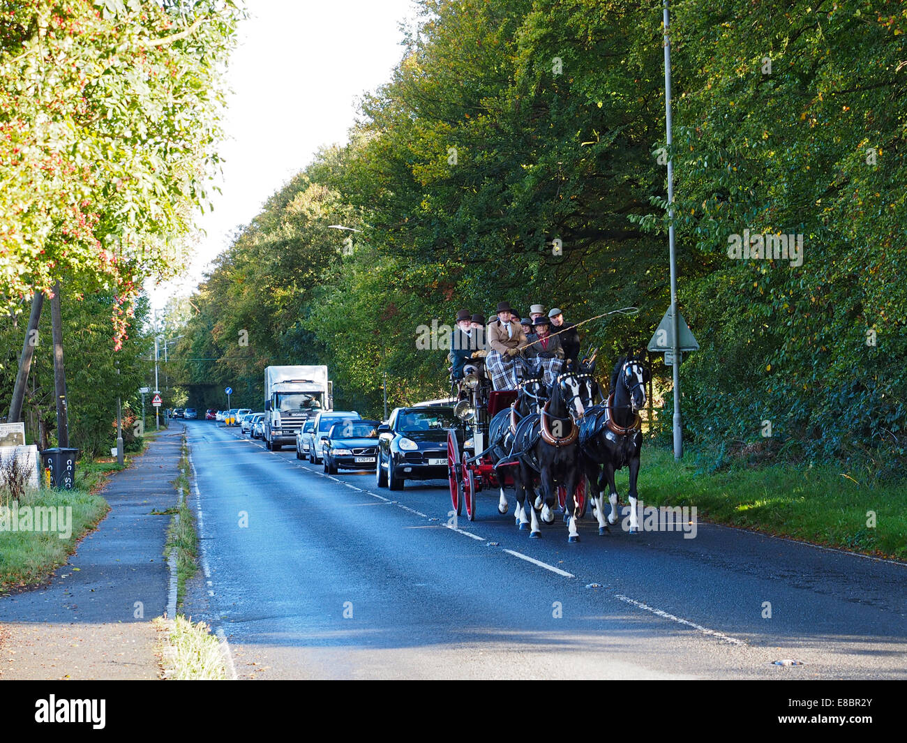 Stokenchurch, Buckinghamshire, UK. 4 Ottobre, 2014. Questa immagine mostra un XIX secolo a cavallo il stagecoach, il Tally Ho,guida attraverso Stokenchurch in Buckinghamshire sul suo viaggio da piume, Westminster, London su un 65 miglia di viaggio più di due giorni a Oxford. La Oxford Road è stato uno dei grandi itinerari del XIX secolo e questo cammino mira a ricreare il romanticismo di quel tempo mentre la raccolta di fondi per il John Radcliffe Hospital di Oxford. Credito: Glyn Fletcher/Alamy Live News Foto Stock