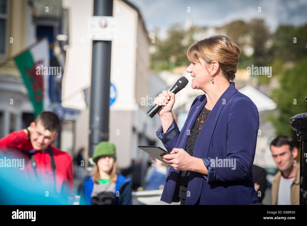 Pwllheli, Wales, Regno Unito. 4 Ottobre, 2014. Plaid Cymru - Partito del Galles leader LEANNE WOOD sono affrontate lingua gallese società (Cymdeithas yr Iaith Gymraeg) rally che ha invitato le autorità locali e il Gallese di governo ad adottare le misure di pianificazione che trarrebbe vantaggio le necessità locali. Hanno tenuto un rally e marcia di protesta a Pwllheli, il Galles del Nord, per sollevare la consapevolezza della loro campagna contro le attuali misure di pianificazione che essi sostengono che risulterebbe deleterio per la sostenibilità di Lingua gallese europee. Credito: Rhys Llwyd/Alamy Live News Foto Stock