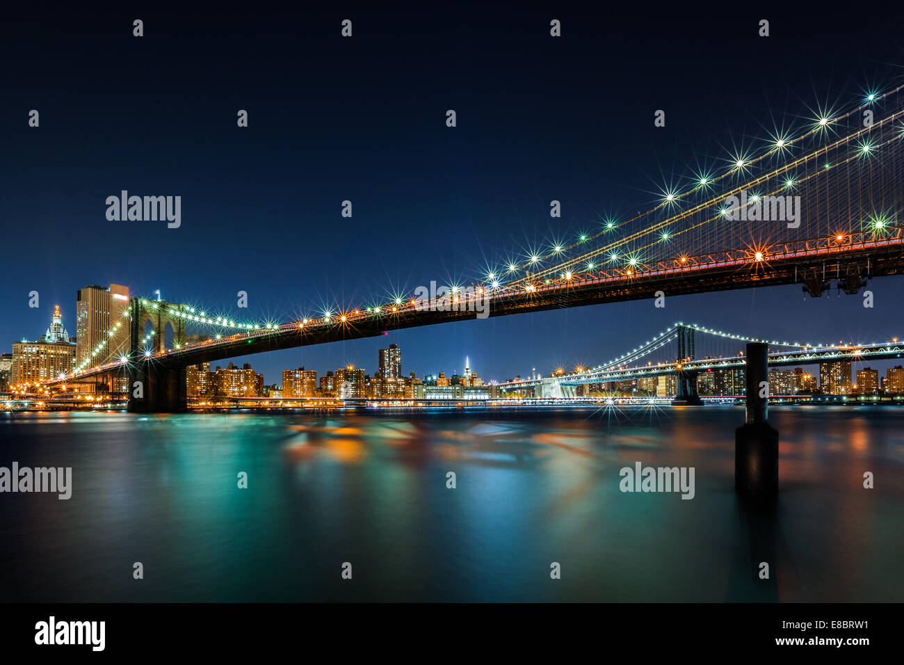 Illuminato il Ponte di Brooklyn di notte Foto Stock