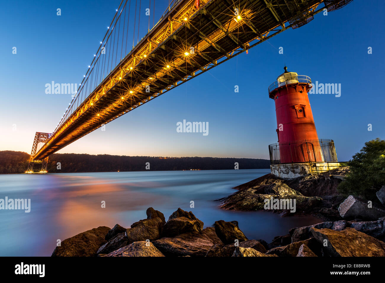 George Washington Bridge e il piccolo faro rosso sul fiume Hudson in New York Foto Stock