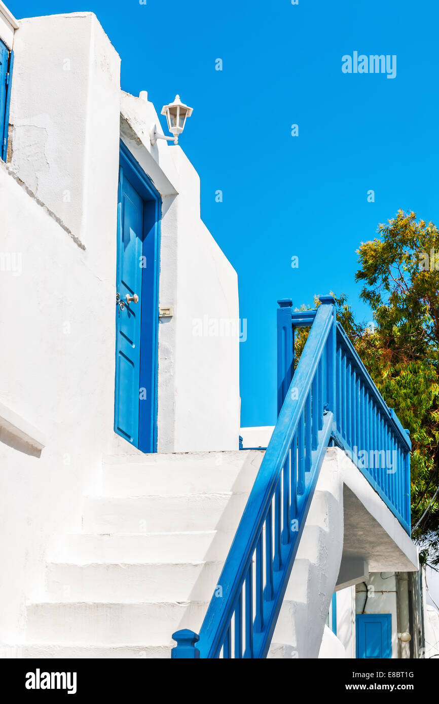 Ringhiera in blu e la porta di una casa tipica di Mykonos, Cicladi Grecia Foto Stock