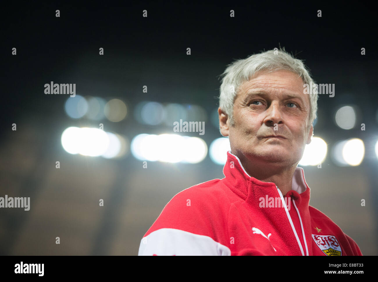 Stuttgart, head coach Armin Veh dello stadio entra durante la Bundesliga tedesca match tra Hertha BSC e VfB Stuttgart nello Stadio Olimpico di Berlino (Germania), 03 ottobre 2014. Foto: LUKAS SCHULZE/dpa Foto Stock