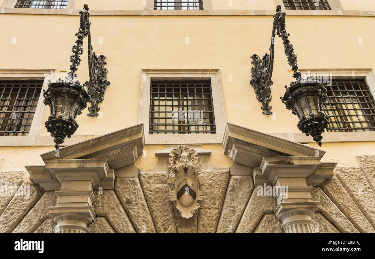 Dettagli architettonici del portale ad arco di vecchi lampioni con olio, Udine, Friuli, Italia Foto Stock