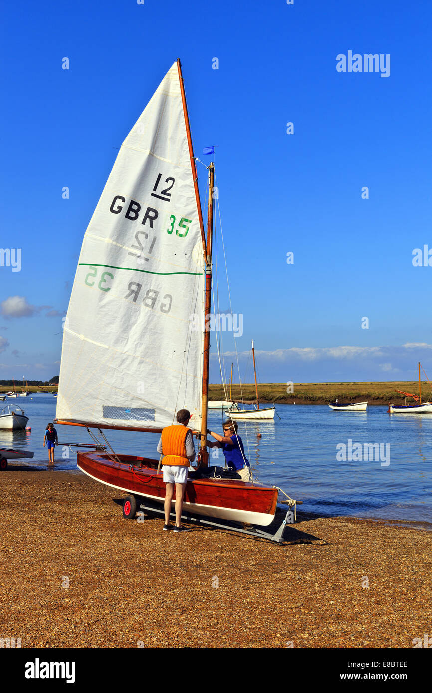 Accoppiare la preparazione di navigare a Burnham Overy Staithe Foto Stock