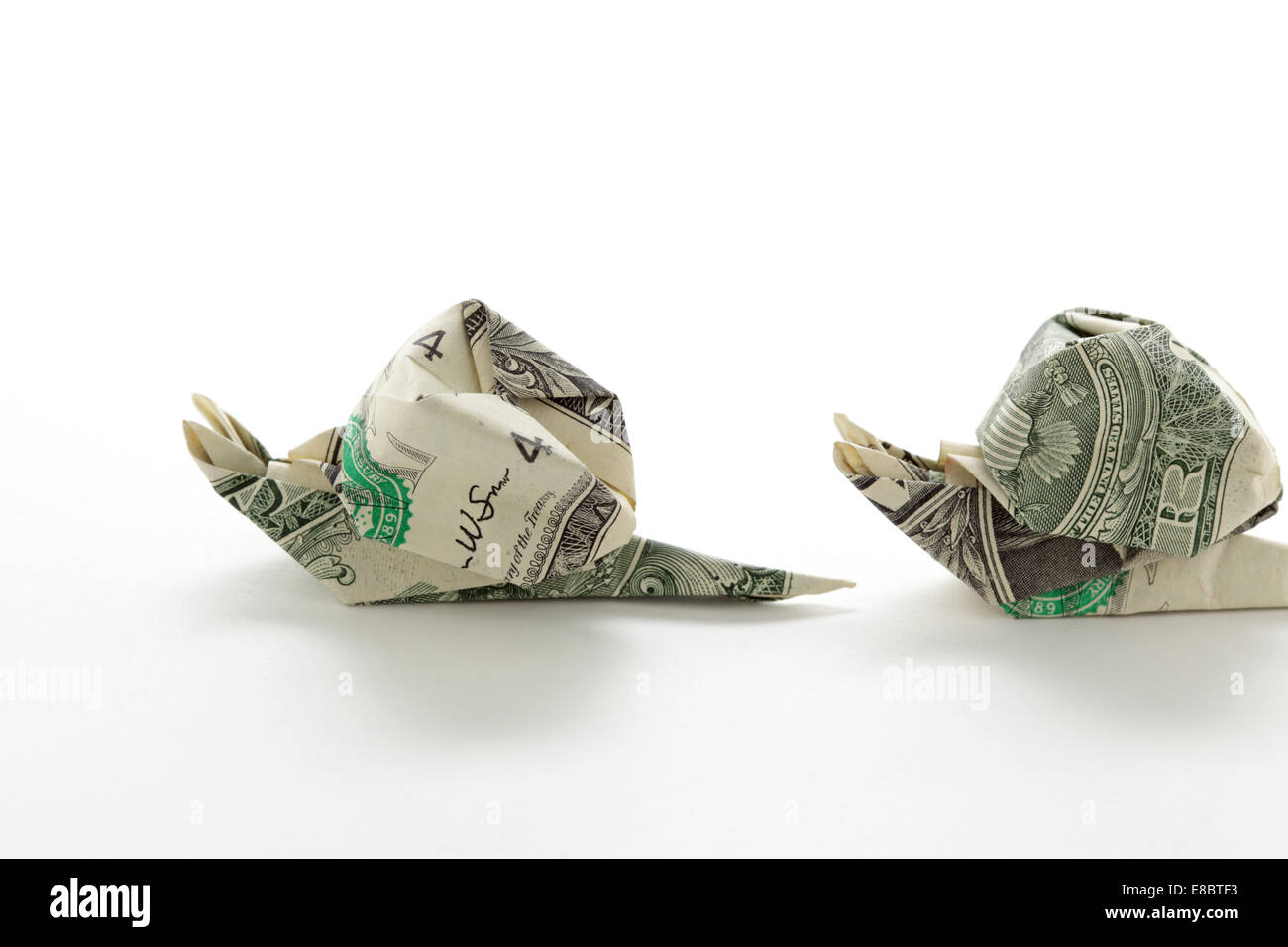 Ogni lumaca è creato dalla piegatura di un dollaro statunitense Bill. Questo origami design è da Jim cofanatura. Foto Stock