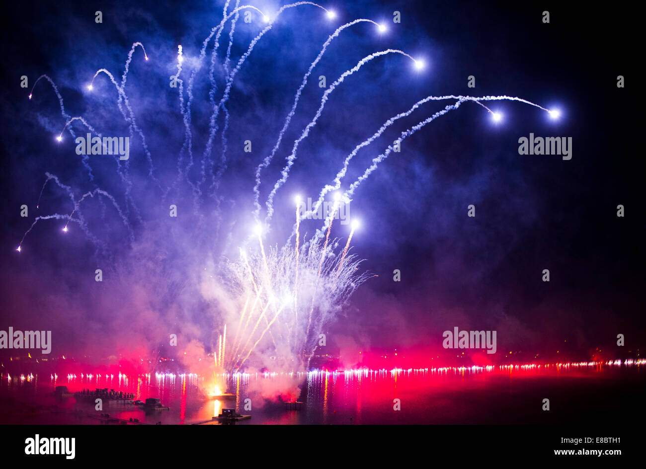 Hannover, Germania. 03 ott 2014. Fuochi d'artificio illuminano il cielo sopra il lago Maschsee presso la centrale di celebrazioni del Giorno dell'unità tedesca di Hannover, Germania, 03 ottobre 2014. Il ventiquattresimo giorno dell'unità tedesca avviene nel venticinquesimo anno dopo la caduta del muro. Foto: OLE SPATA/dpa/Alamy Live News Foto Stock