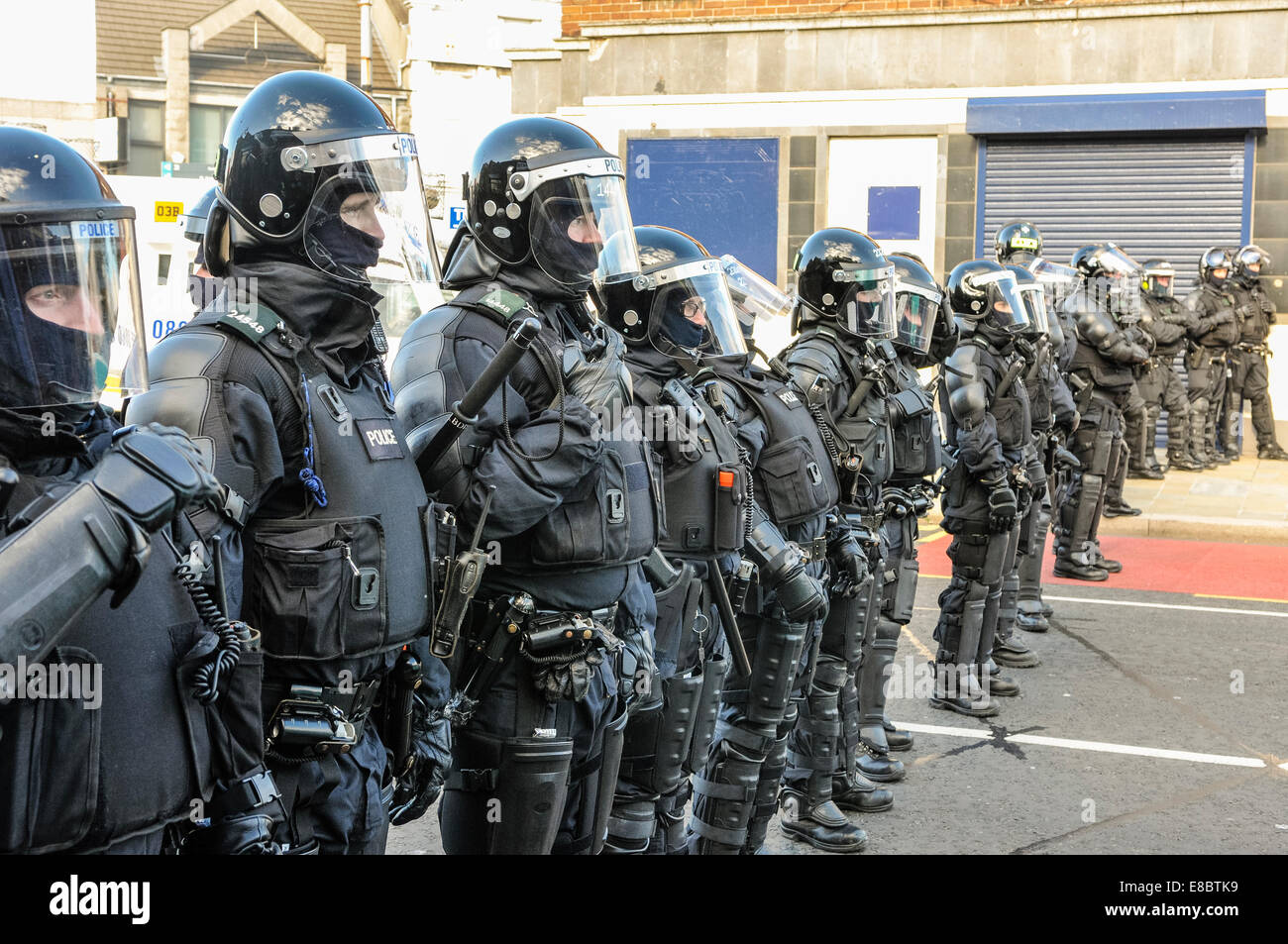 Belfast, Irlanda del Nord. 4 Ott 2014 - dopo la venuta sotto attacco da palline da golf, PSNI ufficiali in piena sommossa forma di ingranaggio di un cordone attraverso Castlereagh Street per impedire una cinquantina di manifestanti lealisti dal passaggio. Credito: Stephen Barnes/Alamy Live News Foto Stock