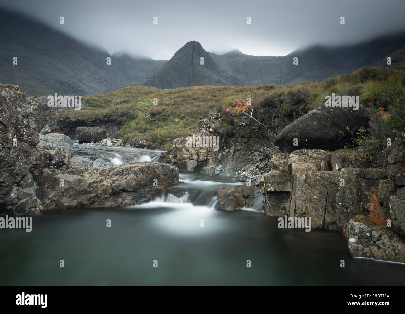 Cascata sul Allt Coir' un' Mhadaidh, coire na Creiche, Glen fragile, Isola di Skye in Scozia Foto Stock