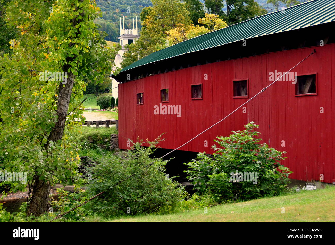 West Arlington, Vermont: 1852 Rosso coperto ponte sopra il fiume Battenkill e il vicino villaggio coloniale chiesa * Foto Stock