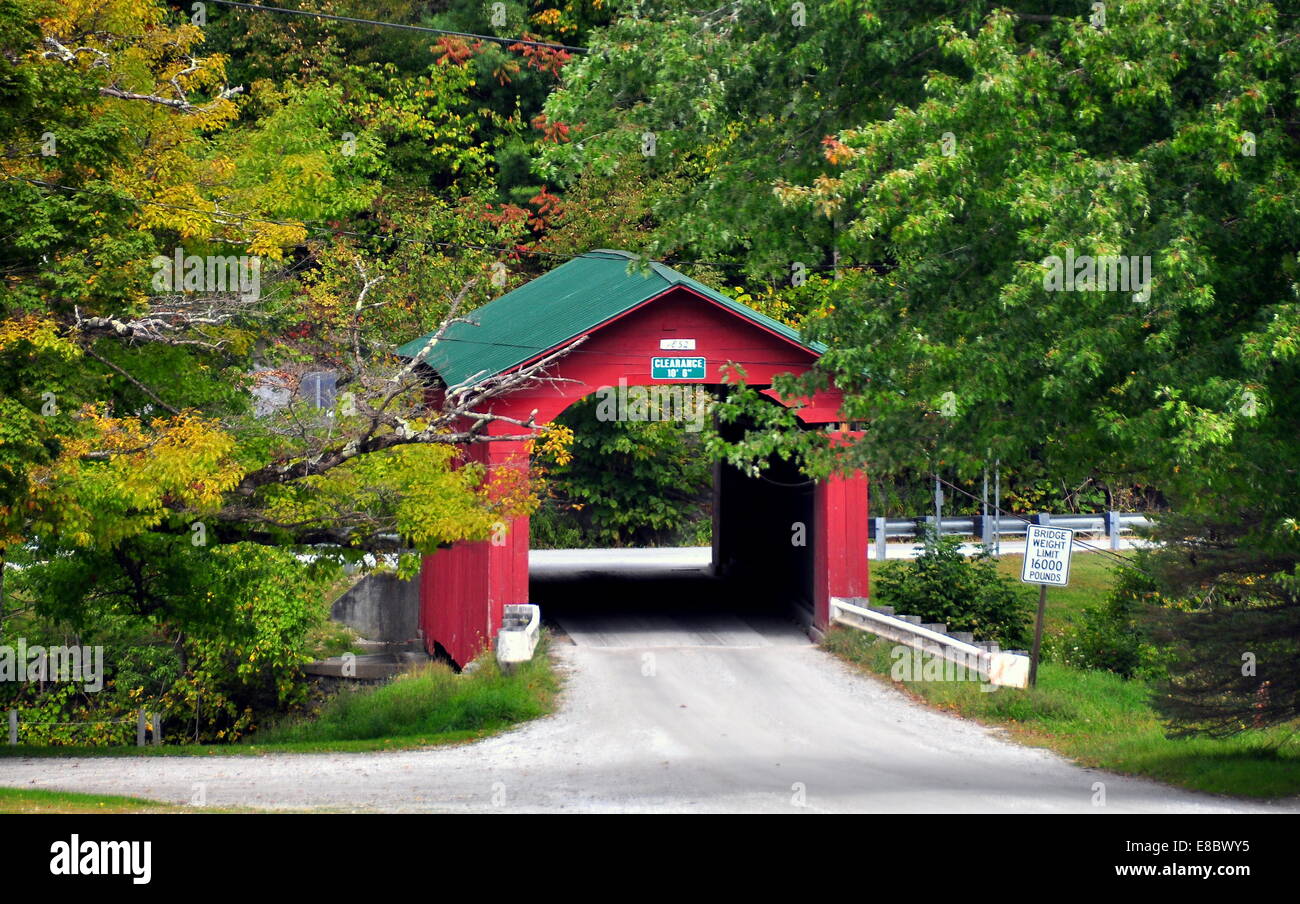 West Arlington, Vermont: il 1852 rosso coperto ponte sopra il fiume Battenkill * Foto Stock