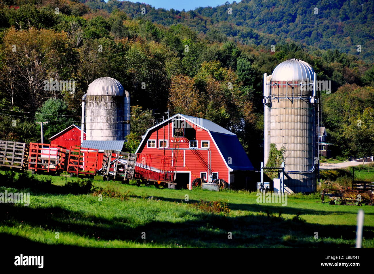 West Arlington, Vermont: la Fattoria Nolan wit il suo granaio rosso e due grandi sili set contro il verde dei campi e colline boscose * Foto Stock