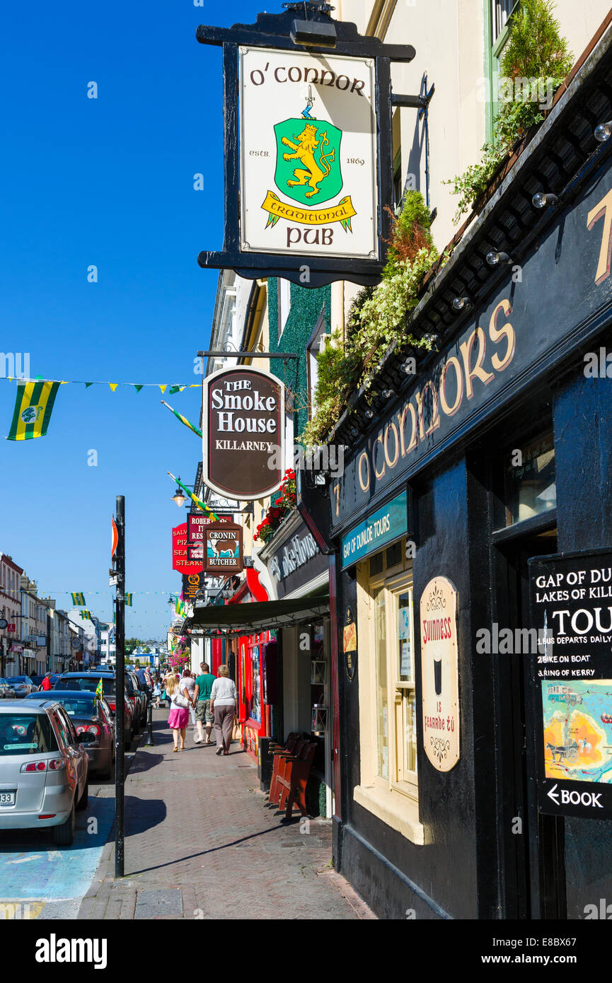 Un pub tradizionale sulla High Street nel centro di Killarney, nella contea di Kerry, Repubblica di Irlanda Foto Stock