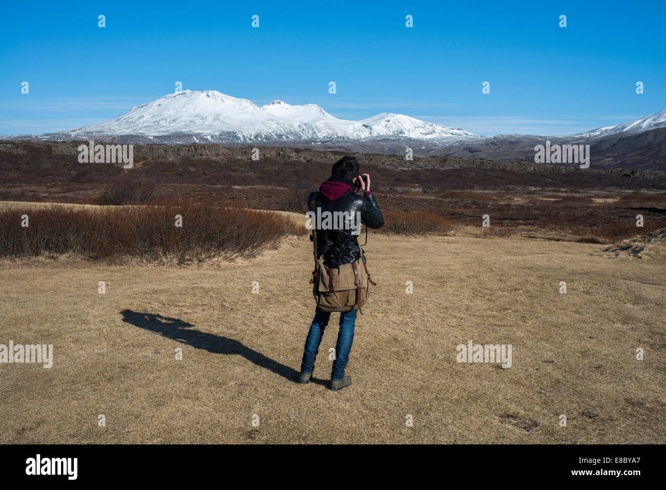 Giovane maschio fotografo cattura il paesaggio islandese Foto Stock