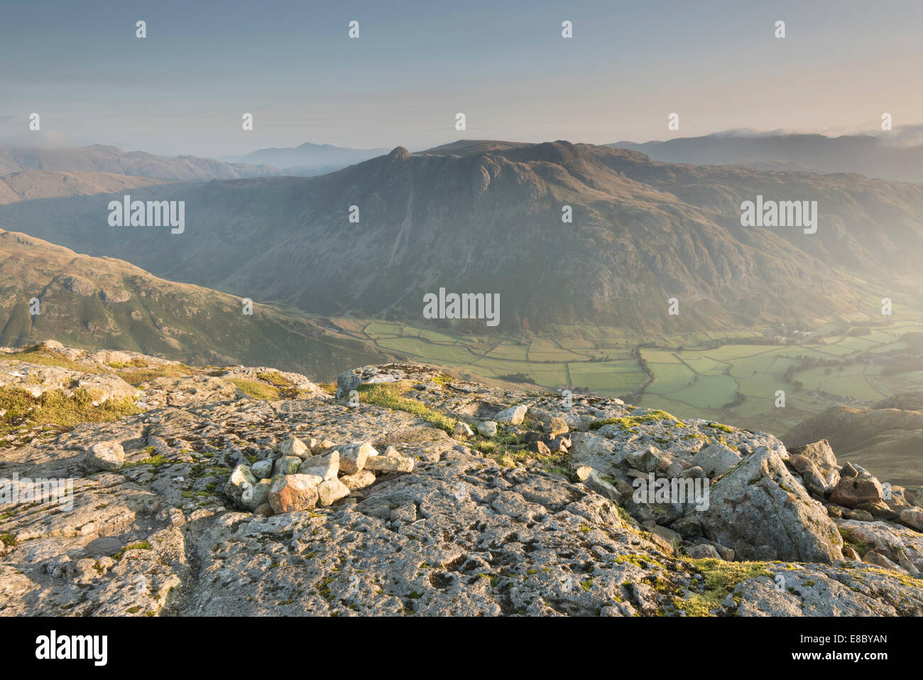 Vista dal Pike di Blisco al di sopra del Grande Langdale Valley e The Langdale Pikes in tarda estate, Lake District inglese, REGNO UNITO Foto Stock