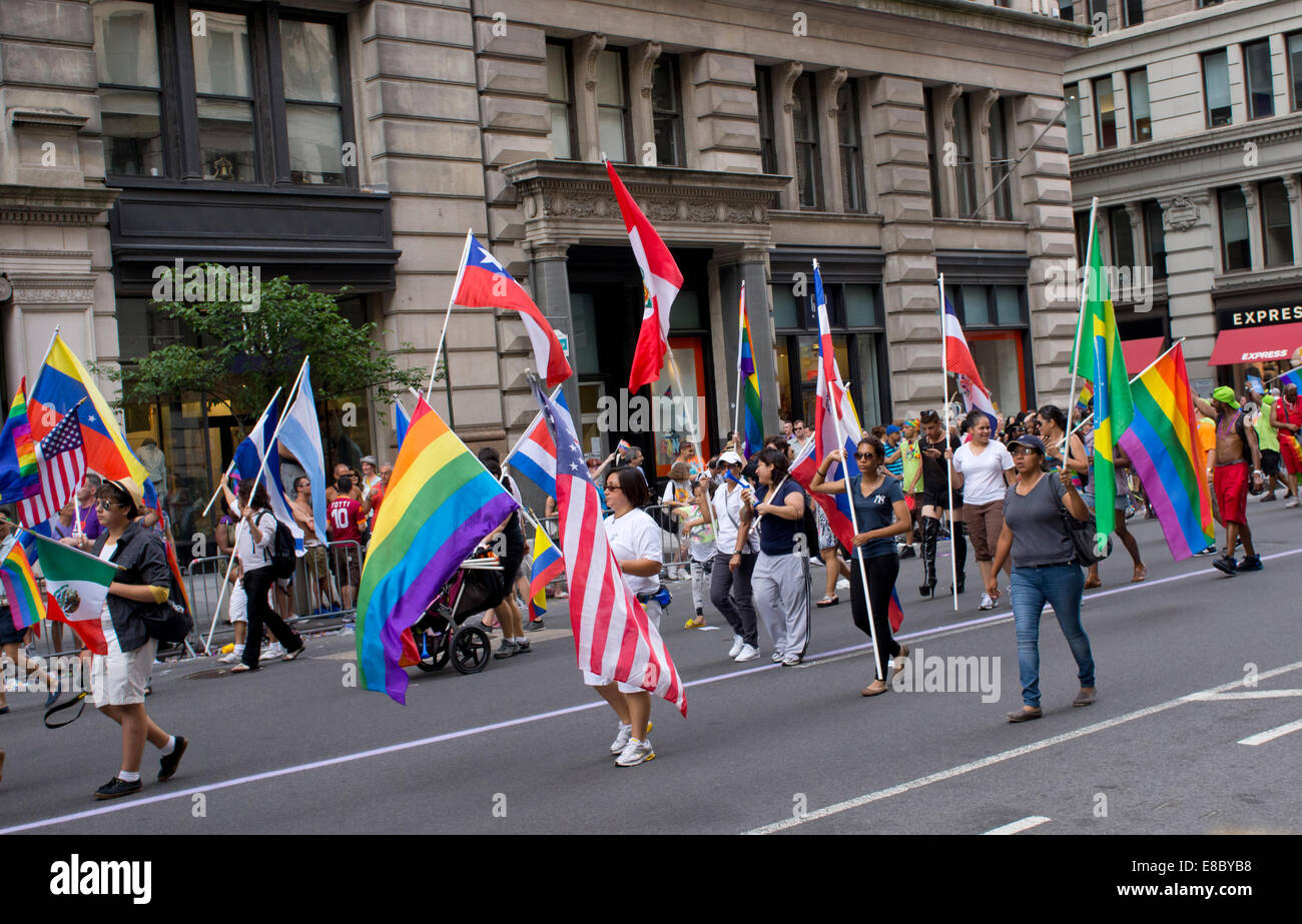 L'orgoglio di NYC Marzo (LGBT) sulla Fifth Avenue a New York City Foto Stock